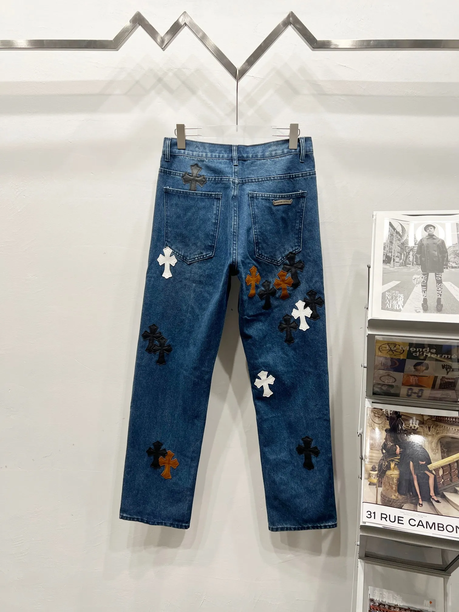 P260 Style number: (c011) Chrome Hearts CH Chrome Hearts 24SS vip custom-made double-knee leather flame high street cross jeans. Original purchased and patterned to truly restore the ultimate vintage texture. Italian special cowhide print and then cut. Customized sheepskin three-layer thick line leather. The whole body is spliced in heavy water washing process. Craftsmen hand-splash ink. You can see the details. Three-dimensional cutting version. Loose and comfortable, not flattering on the figure. Makes taller and slimmer. Seiko. Original factory quality control. Same style for men and women. Can be matched with couples. Versatile recommendation. Must-have jeans for all seasons. Color: blue. Size: 28, 30, 32, 34, 36 (S-xxl)